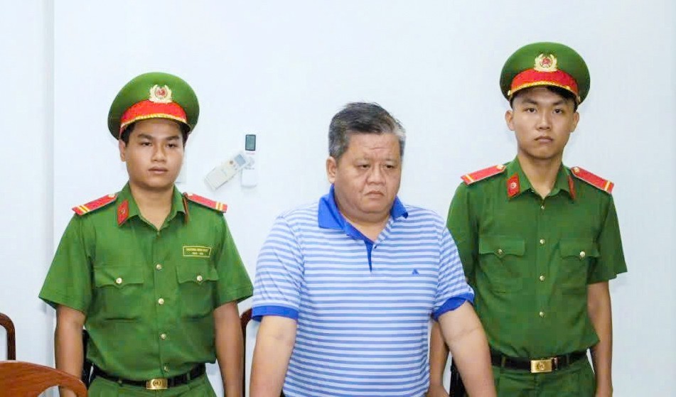 安全调查机关向武春长送达起诉决定。
