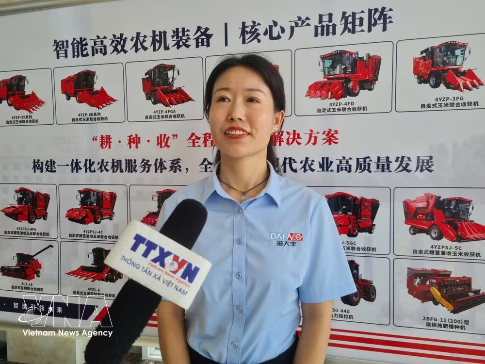 山东金大丰机械有限公司代表接受越通社记者采访。