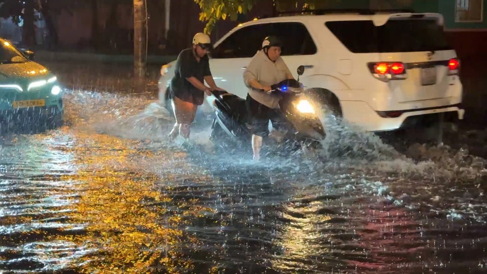 6月11日，一场大雨过后，胡志明市平治东方马炉街路段严重受淹。图：廷余。