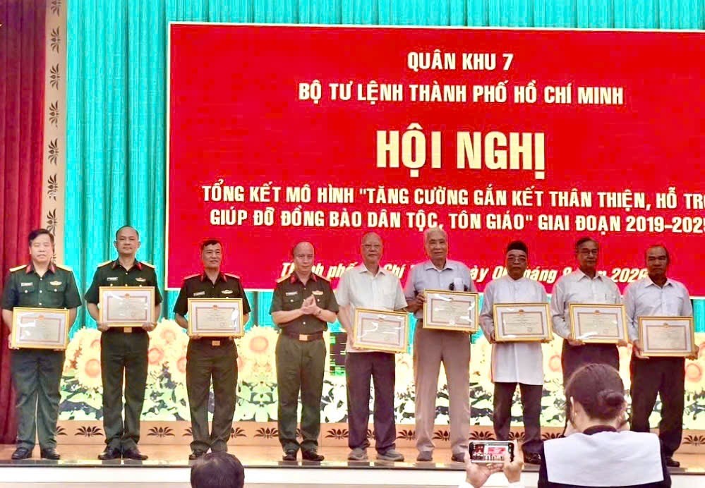 5名少数民族模范（右一至右五）获市司令部颁发奖状，以表彰其在“加强团结友爱、辅助民族与宗教同胞”模式中积极贡献。