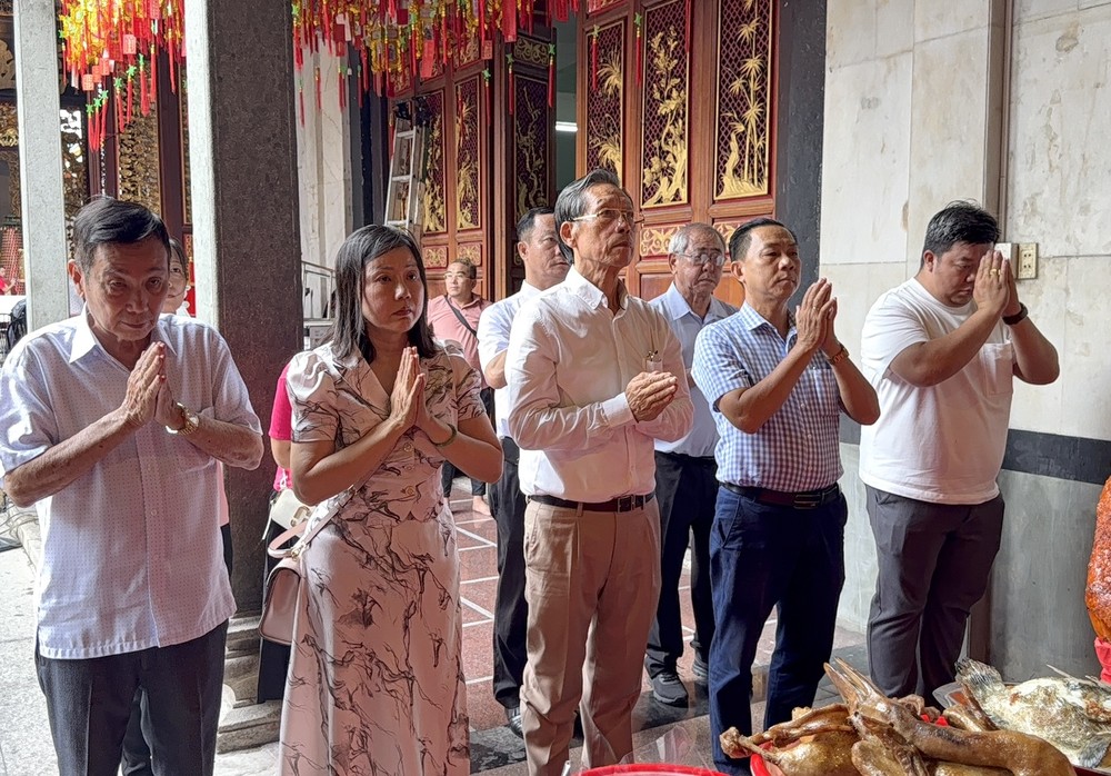 义安会馆理事会成员、灯主代表及乡亲虔诚参拜，祈求福德正神庇佑。VD摄