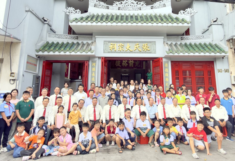 张氏宗祠理事会成员、宗亲、优秀生及家长合影。
