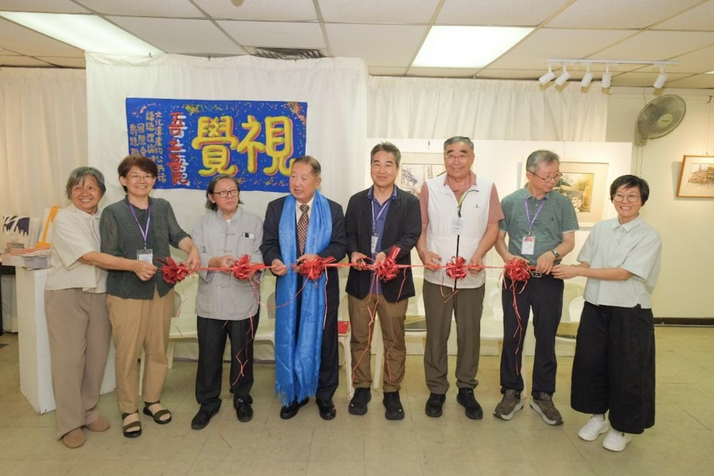 众贵宾一同为联合画展主持剪彩仪式。左起为张美芳、张宝秀、王琛发、翁国华、梁承雨、奇海林、李奎泰及黄丽诗。