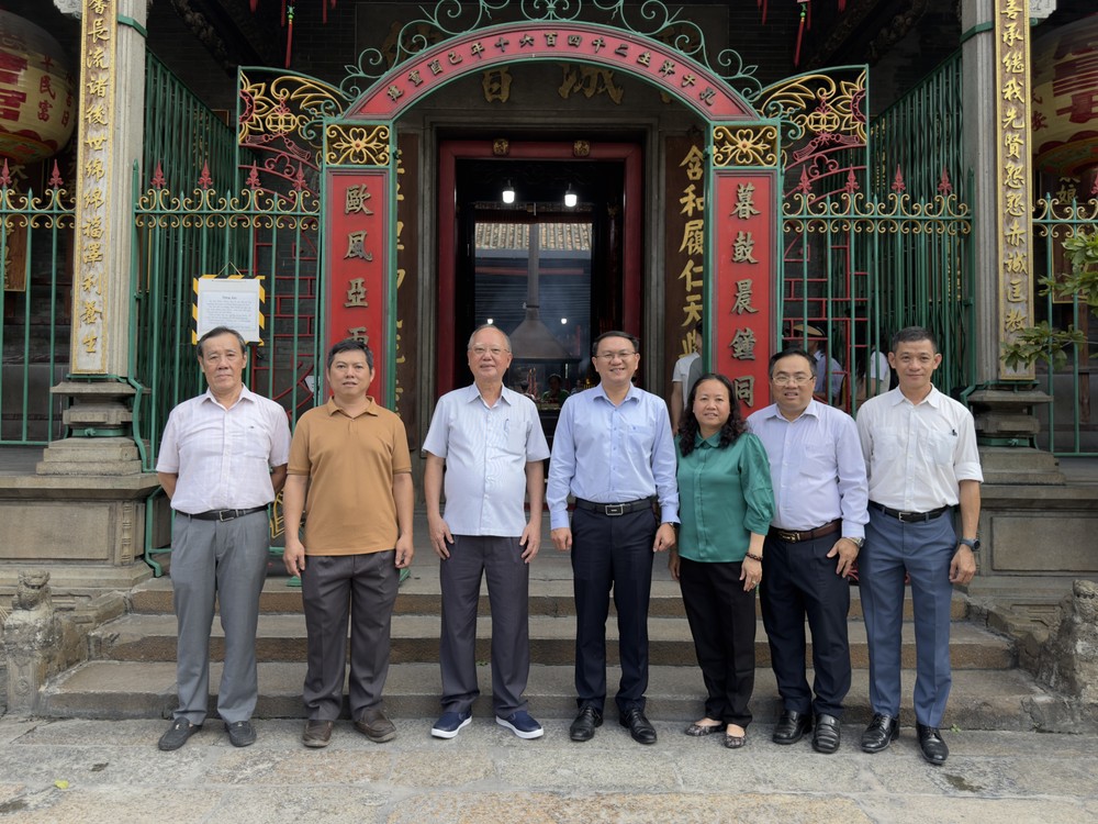 市民族与宗教厅领导团与穗城会馆理事会合影留念。VD摄