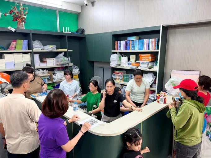 8月20日上午，家长在越南教育出版社驻胡志明市办事处（左关坊）购买教科书。图：黄雄