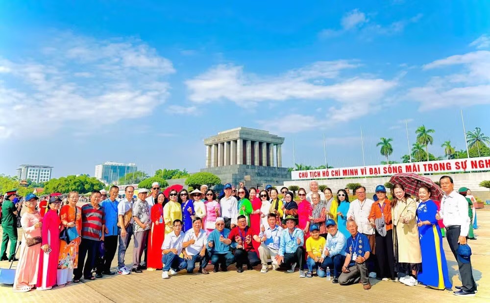 少数民族模范代表团瞻仰胡志明主席陵。图自越南民族与山区画报