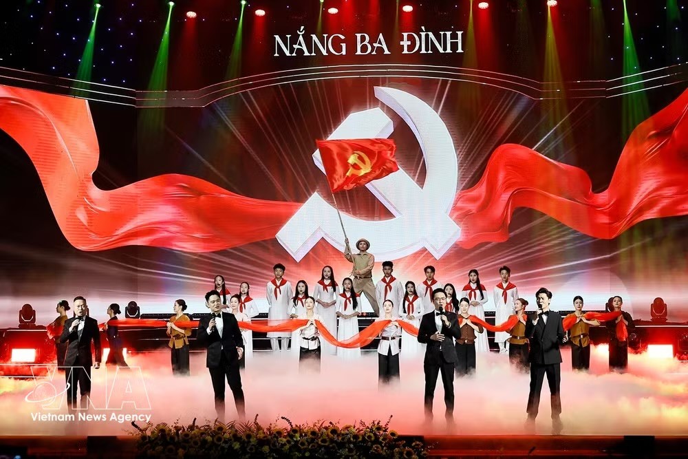 “巴亭之光”政论性文艺晚会。图自越通社