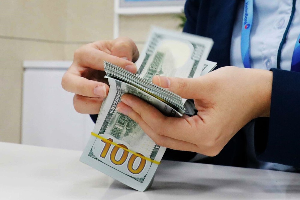 越南国家银行公布的中心汇率为每美元2万5600元，较上一交易日上调10元。图片：越通社