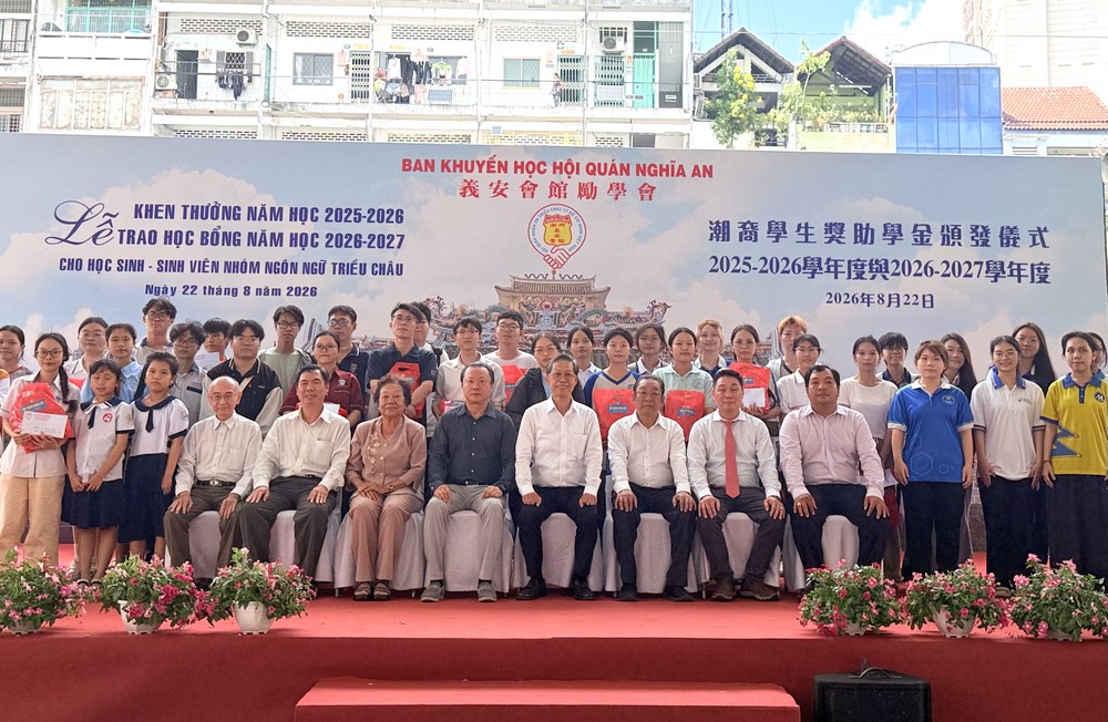 义安会馆理事会与嘉宾及学生合影。