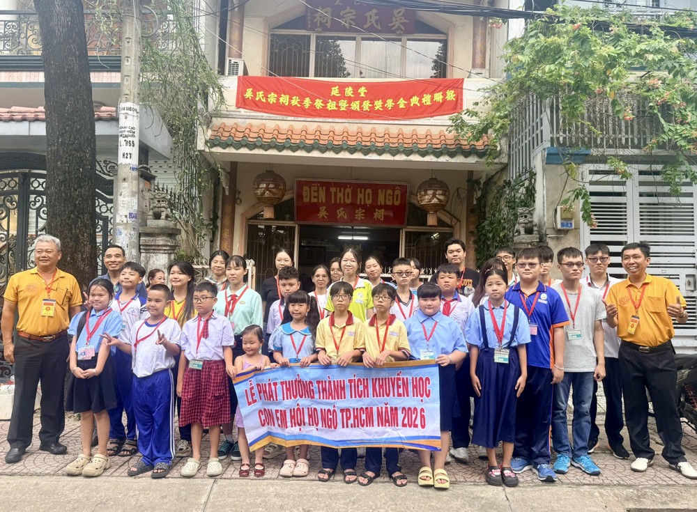 胡志明市吴氏宗祠理监事会成员与获奖学生合影留念。LC摄
