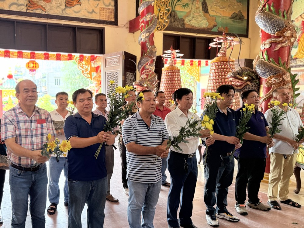 茶园护国观音庙理监事会成员及胜醮会职守向神明献花祈福。