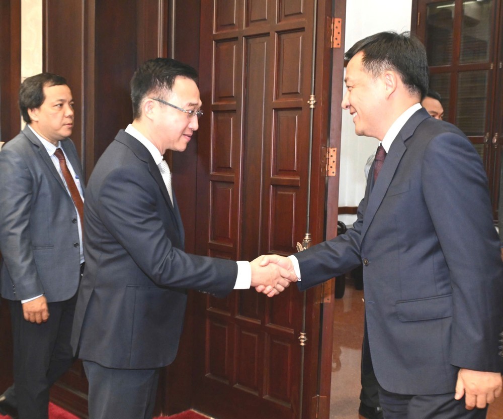 胡志明市市委副书记邓明通会见由云南省委副书记、昆明市委书记刘洪建率领的云南省代表团。越勇摄