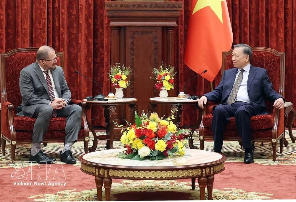 越南中央总书记、国家主席苏林会见正在访问越南的美国高通公司总裁兼首席执行官克里斯蒂亚诺·阿蒙。图自越通社