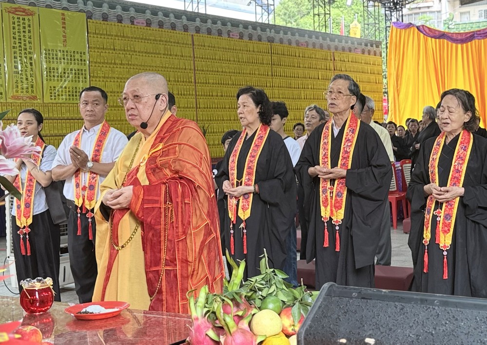 草堂禅寺住持释了明法师带领义安会馆理事会成员及善信举行法事。