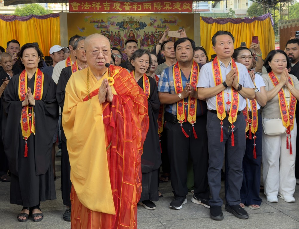 草堂禅寺住持释了明法师主持法会，义安会馆理事会成员、乡亲及各方善信虔诚参与。