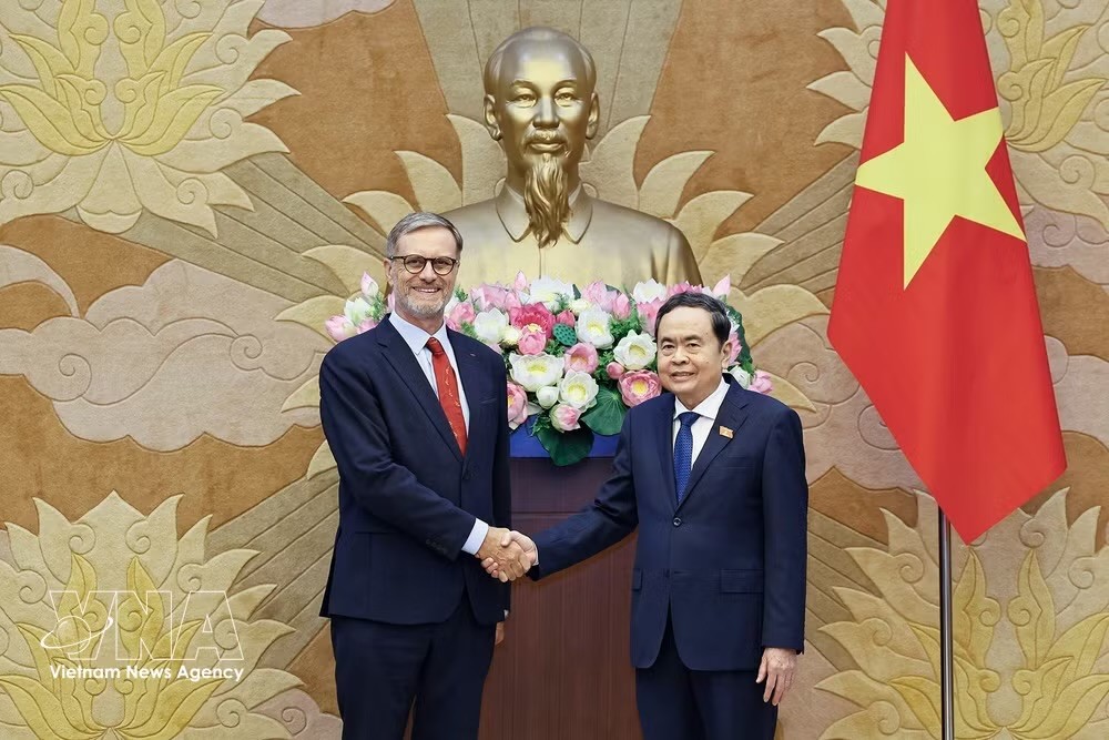 越南国会主席陈青敏会见法国驻越大使奥利维耶·布罗歇。图自越通社