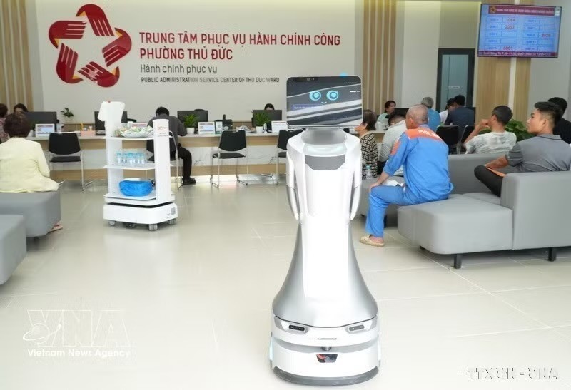 胡志明市守德坊将机器人投入试运行，帮助市民办理公共行政手续。图自越通社