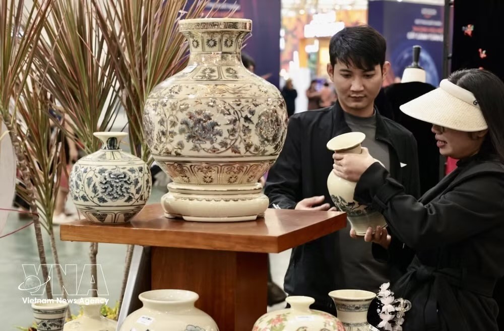 游客选购朱舟逗陶瓷产品。图片来源：越通社