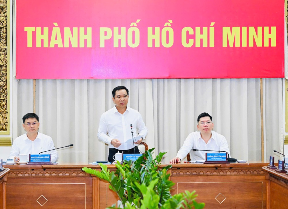 胡志明市人委会主席阮文得与各位胡志明市人委会副主席主持会议。图片：越勇