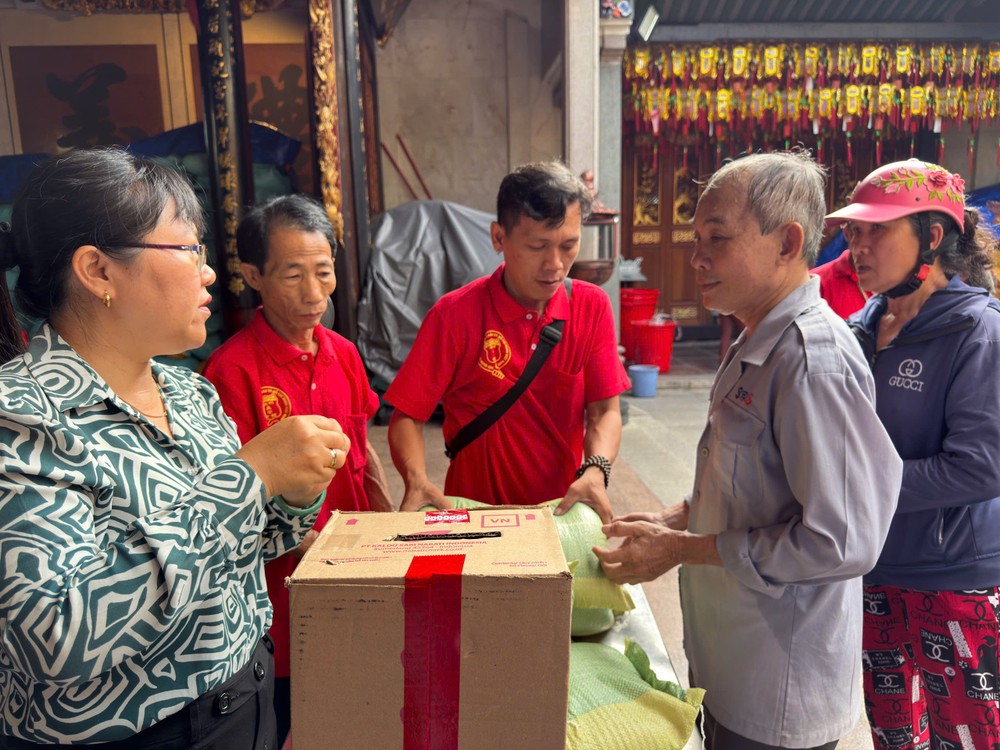 义安会馆向贫困者派发大米。