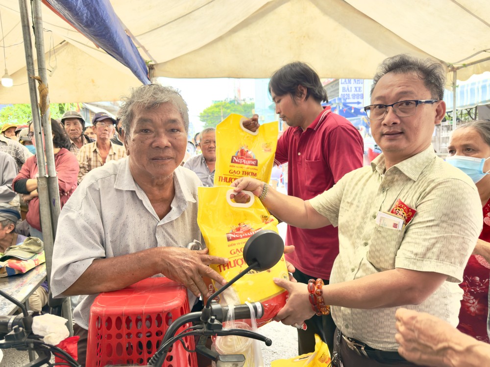 富山五行庙慈善组组长邹国荣向残疾人士派发盂兰节赈济品。