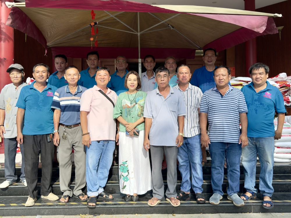 茶园护国观音庙理监事成员及工作人员准备向贫困人士派发大米。
