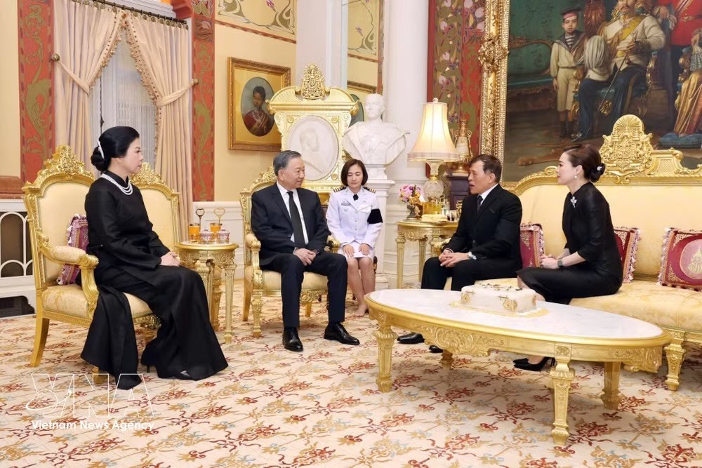 附图：党中央总书记、国家主席苏林及夫人吴芳璃会见泰国国王玛哈·哇集拉隆功与王后。图自越通社