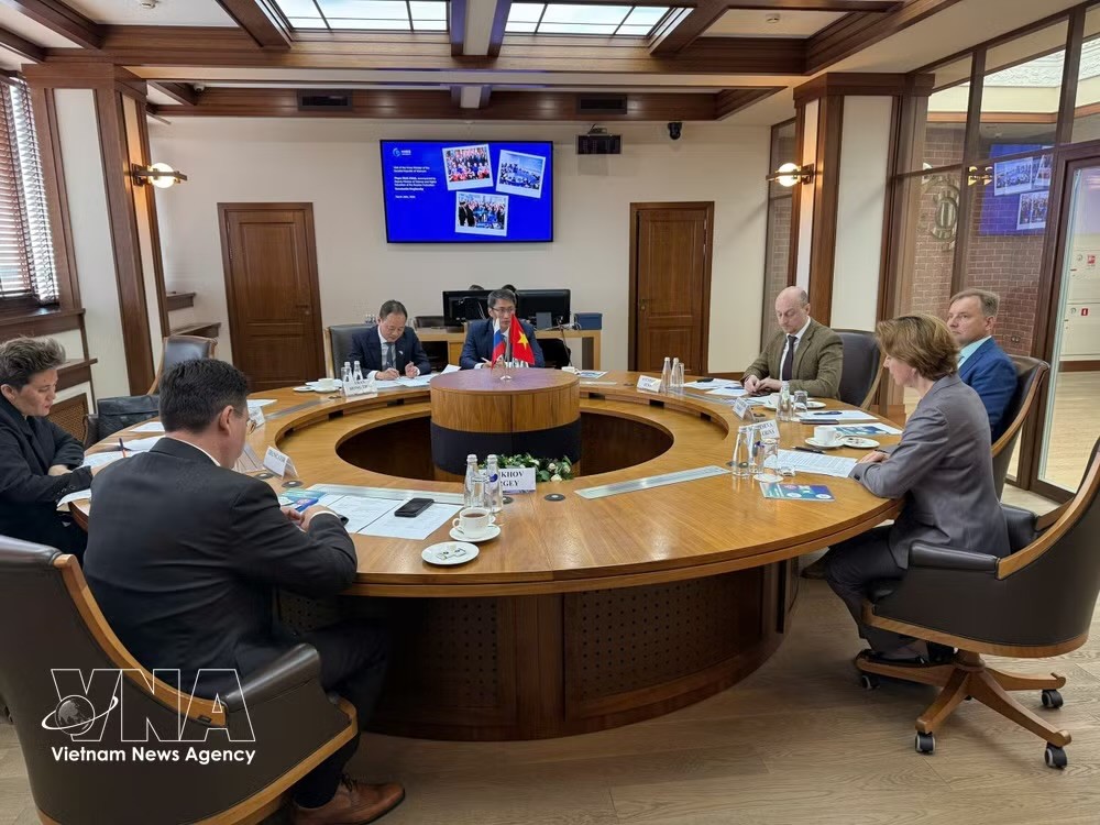 越南科学技术翰林院院长陈鸿泰与俄罗斯国家原子能公司代表举行工作会谈。图自越通社