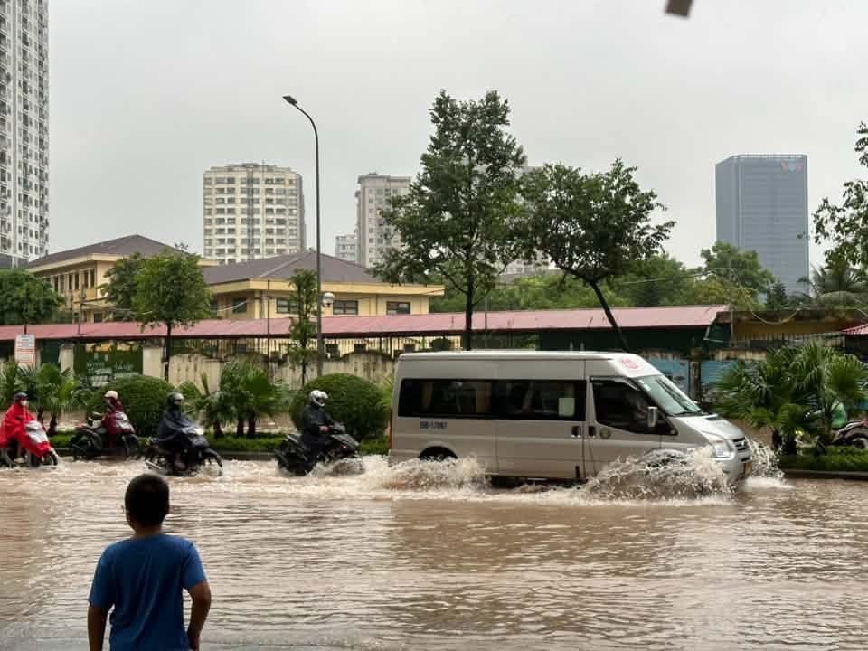 9月17日清晨，河内素友街一段路面积水。图片：芳翠