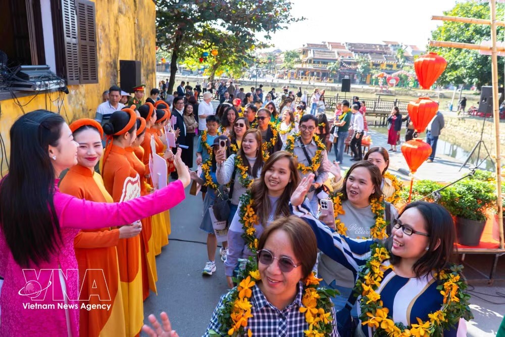 岘港市为近200个会奖旅游团提供咨询，接待游客超过6万人次。图自越通社