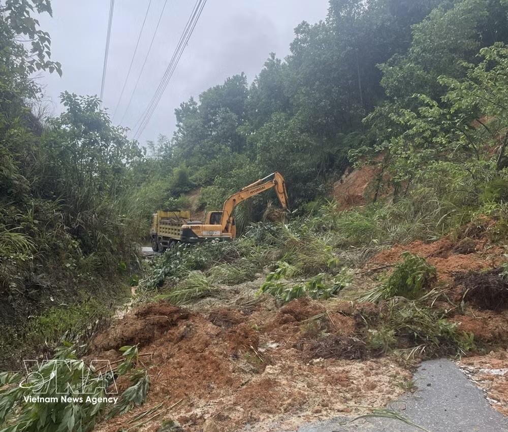 清化省暴雨洪水造成山区山体滑坡，导致道路中断。图自越通社