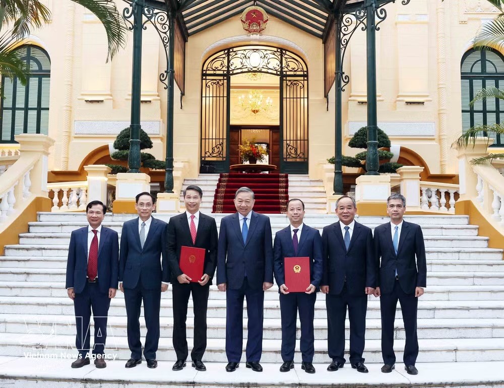 党中央总书记、国家主席苏林向两名越南驻外大使颁发任命决定 图自越通社