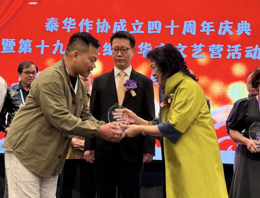 泰国华文作家协会会长陈婵玉（右）向杨迪生颁发文学奖。