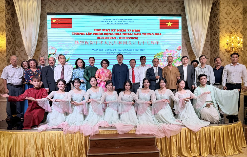 中国驻胡志明市总领事馆代理总领事徐州、胡志明市各友好组织联合会、市越中友协代表及嘉宾合影留念。