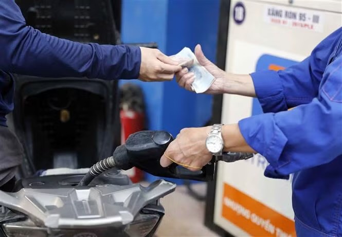 在河内乐中街的一家燃油经营店内买卖汽油、柴油。示意图：越通社 陈越摄