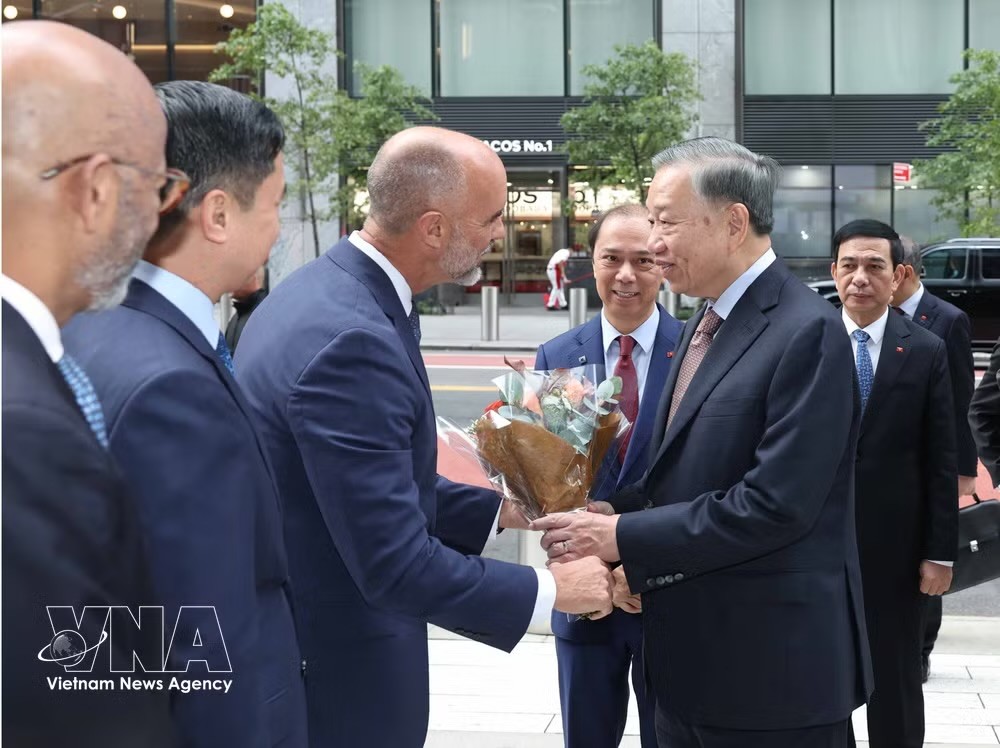 党中央总书记、国家主席苏林造访辉瑞制药公司。图自越通社