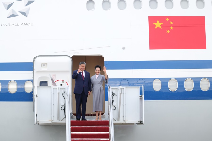 当地时间9月23日下午，中国国家主席习近平乘专机抵达华盛顿，应美国总统特朗普邀请，对美国进行国事访问。习近平和夫人彭丽媛抵达华盛顿安德鲁斯空军基地时，特朗普和夫人梅拉尼娅热情迎接。这是习近平和夫人彭丽媛步出舱门。新华社记者 刘彬 摄