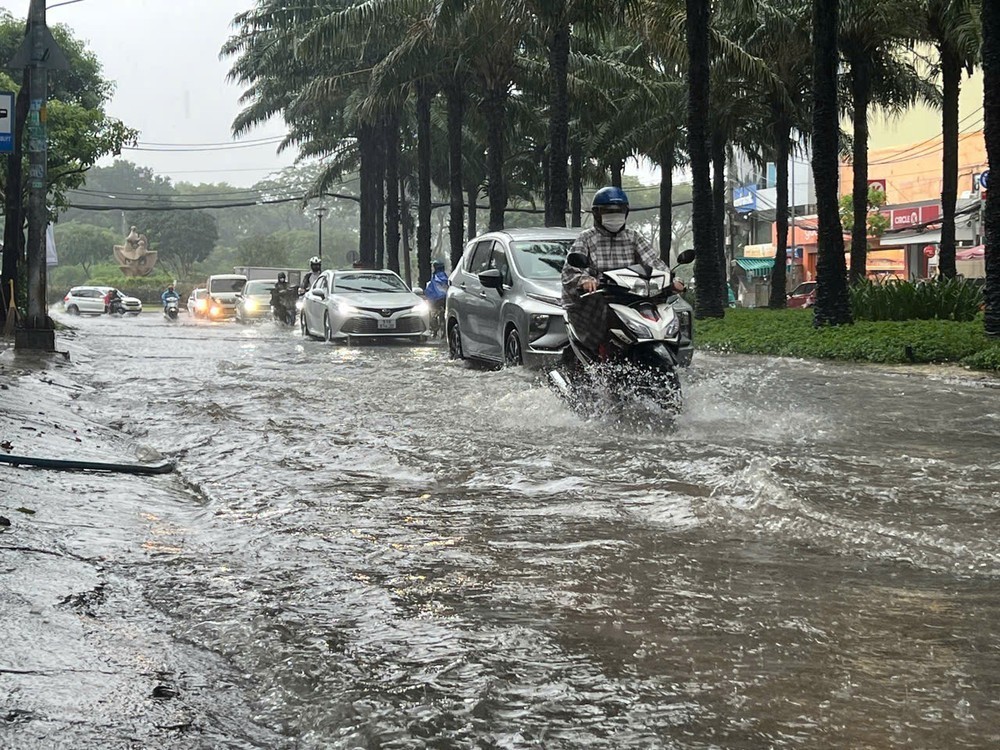 9月23日下午，胡志明市大雨导致平兴乡中山居民区9A街积水。国雄摄