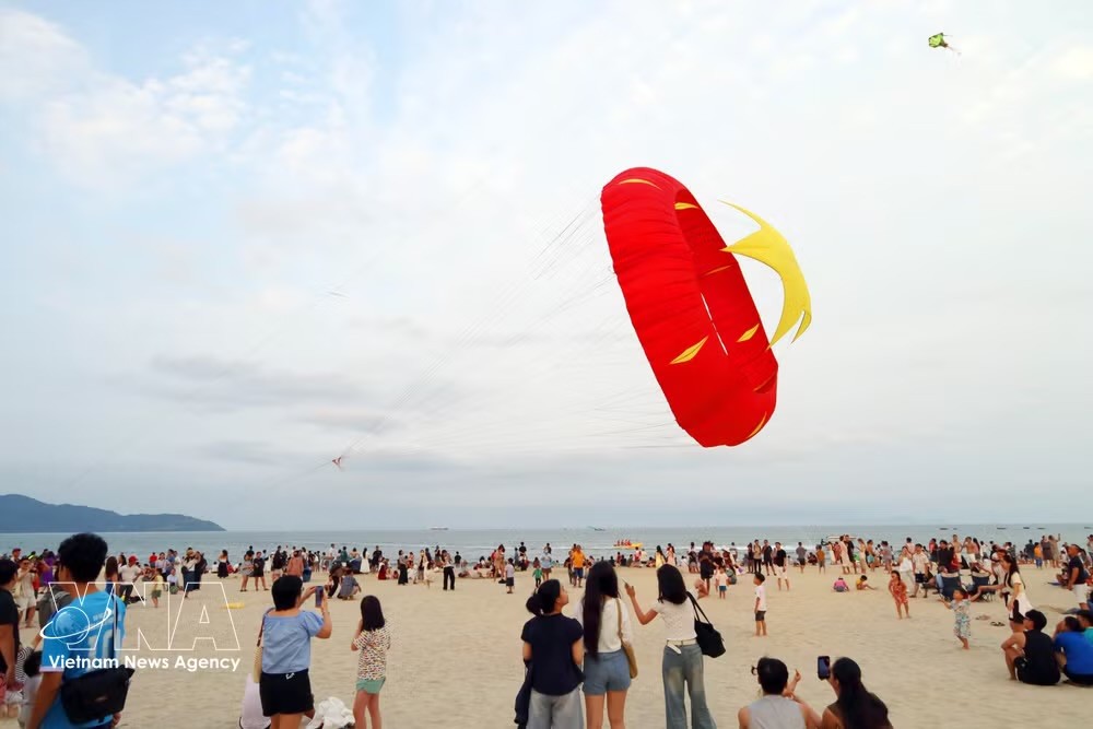 岘港海滨旅游季的各类活动吸引大量游客。图自越通社