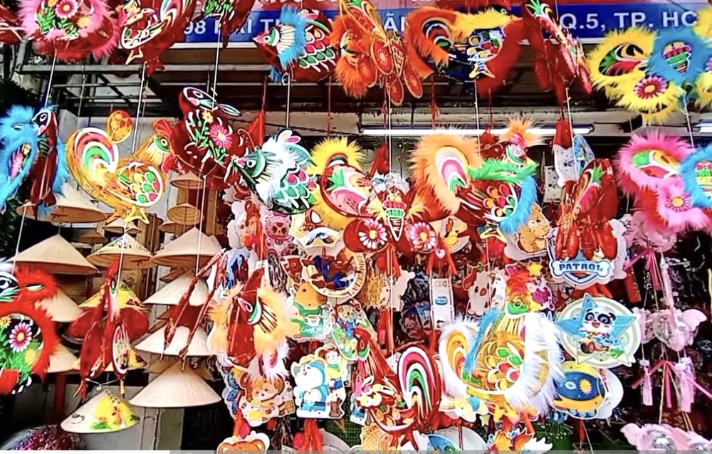 堤岸坊街头中秋花灯琳琅满目，吸引市民选购。