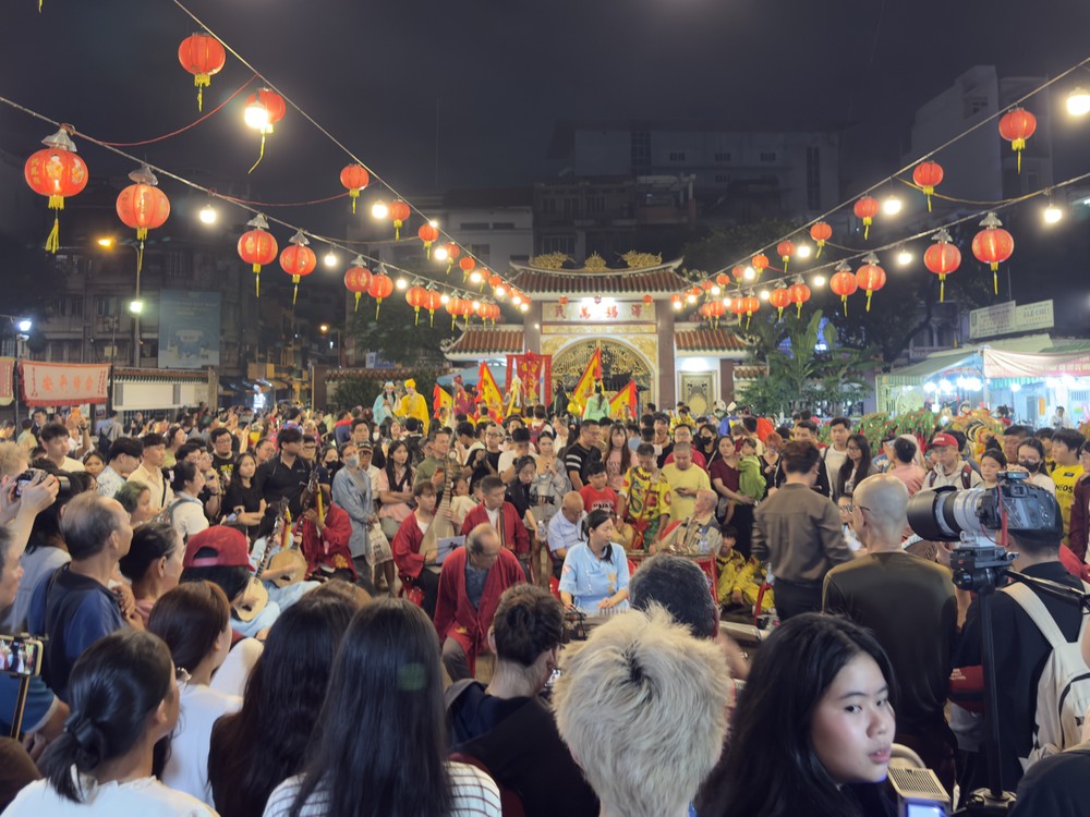 众多民众齐聚二府会馆，欣赏庆贺本头公宝诞活动。