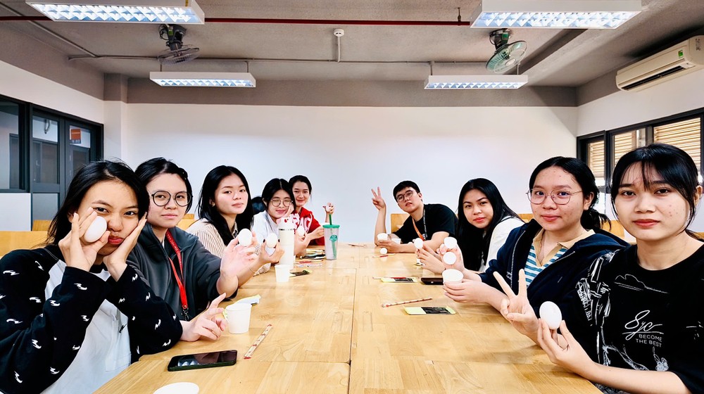 大学生动手制作“顺昌灌蛋”，体验传统饮食文化与非遗技艺。