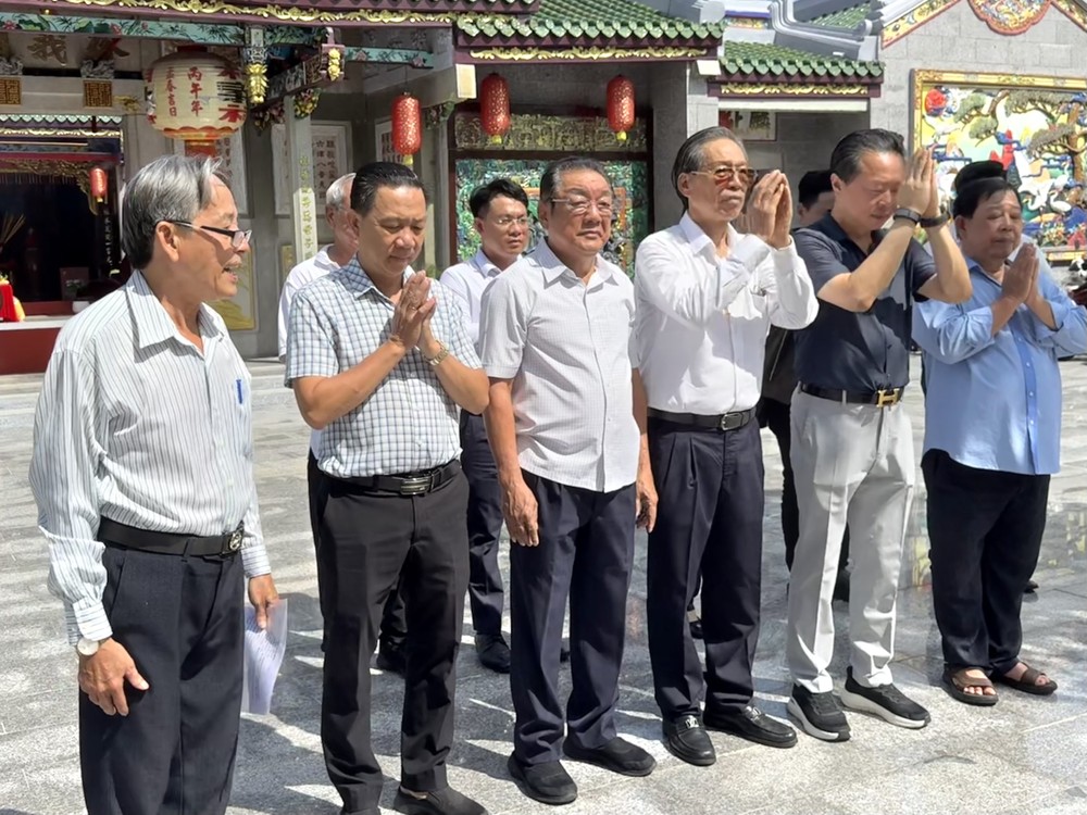 义安会馆理事及乡亲在橡义祠参加秋季祭祖。