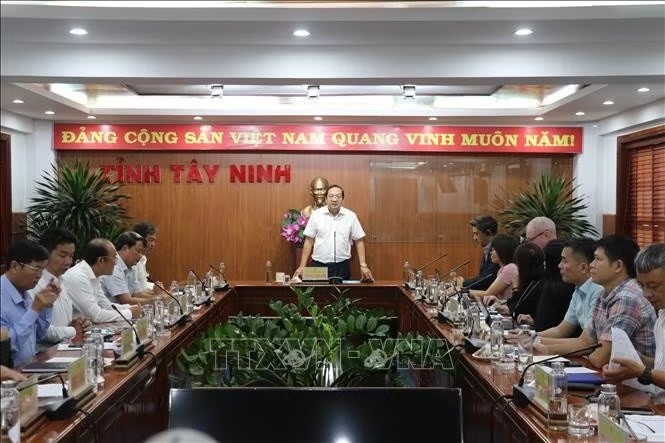 世界银行（WB）工作代表团与西宁省人委会就62号国道升级改造项目举行工作会谈。图：裴江/越通社