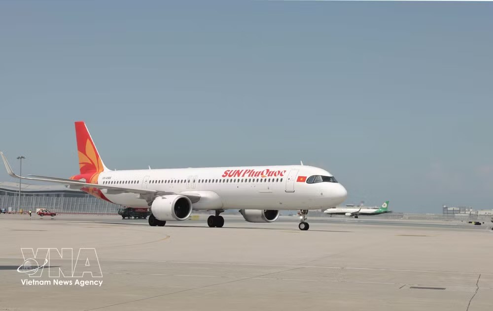 太阳富国航空从河内飞往中国香港的首个航班抵达香港国际机场。图自越通社