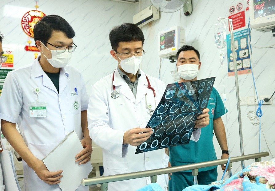 白梅医院医生评估患者病情。妙贤摄