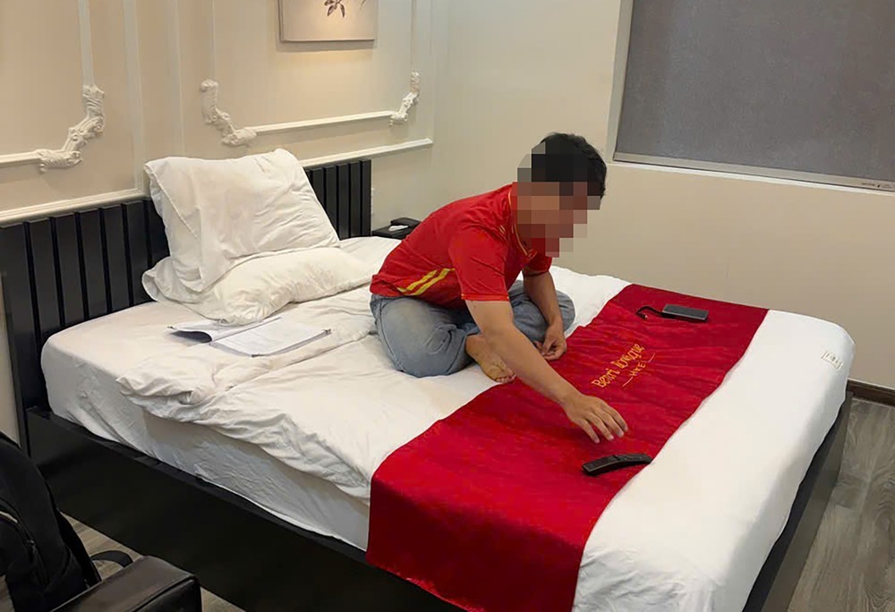 N.按诈骗团伙要求将自己关在酒店内。坚文摄