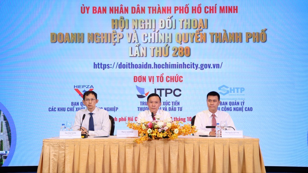 ITPC、HEPZA、SHTP领导听取企业意见并解答疑问。青蓉摄