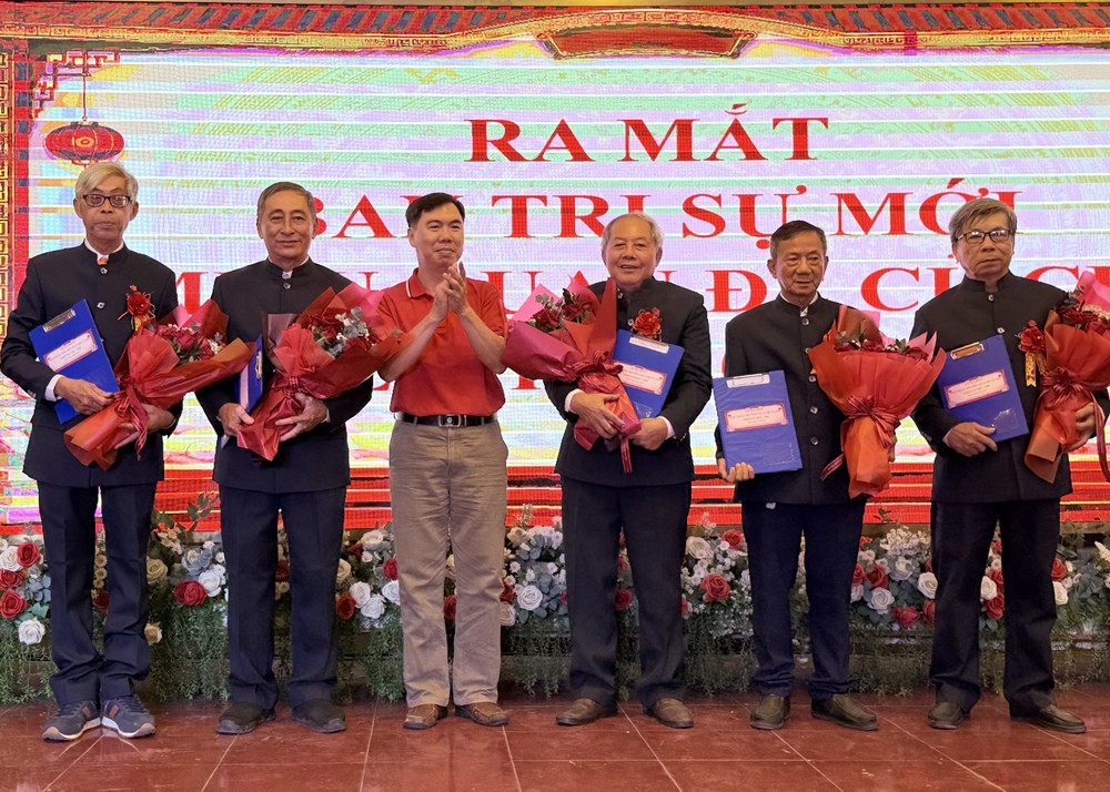 市民族与宗教厅副厅长曾福禄(左三）祝贺古芝关帝庙新届理事会。