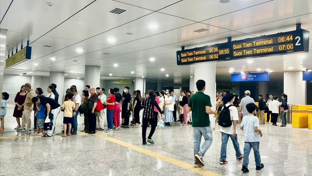 乘客排队购买地铁车票。国雄摄